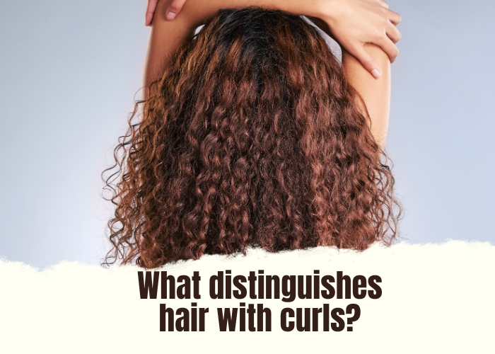 What distinguishes hair with curls